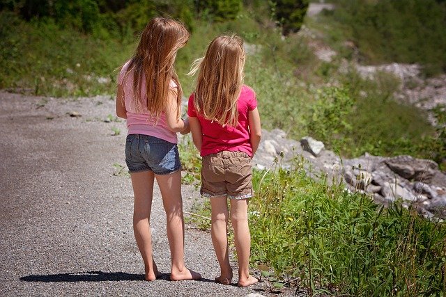 Dos niñas de espaldas y descalzas