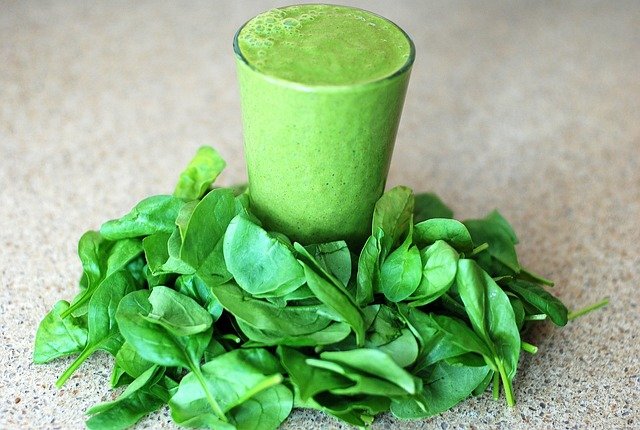 Batido verde con hojas verdes alrededor