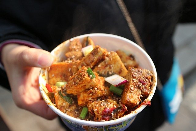 Tofu cocinado como un estofado de carne