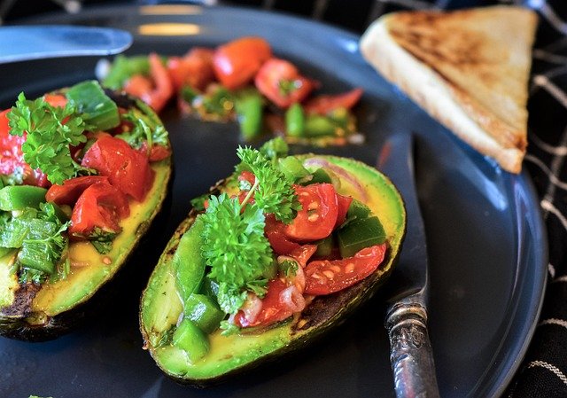 Comida vegetariana, aguacates con tomate